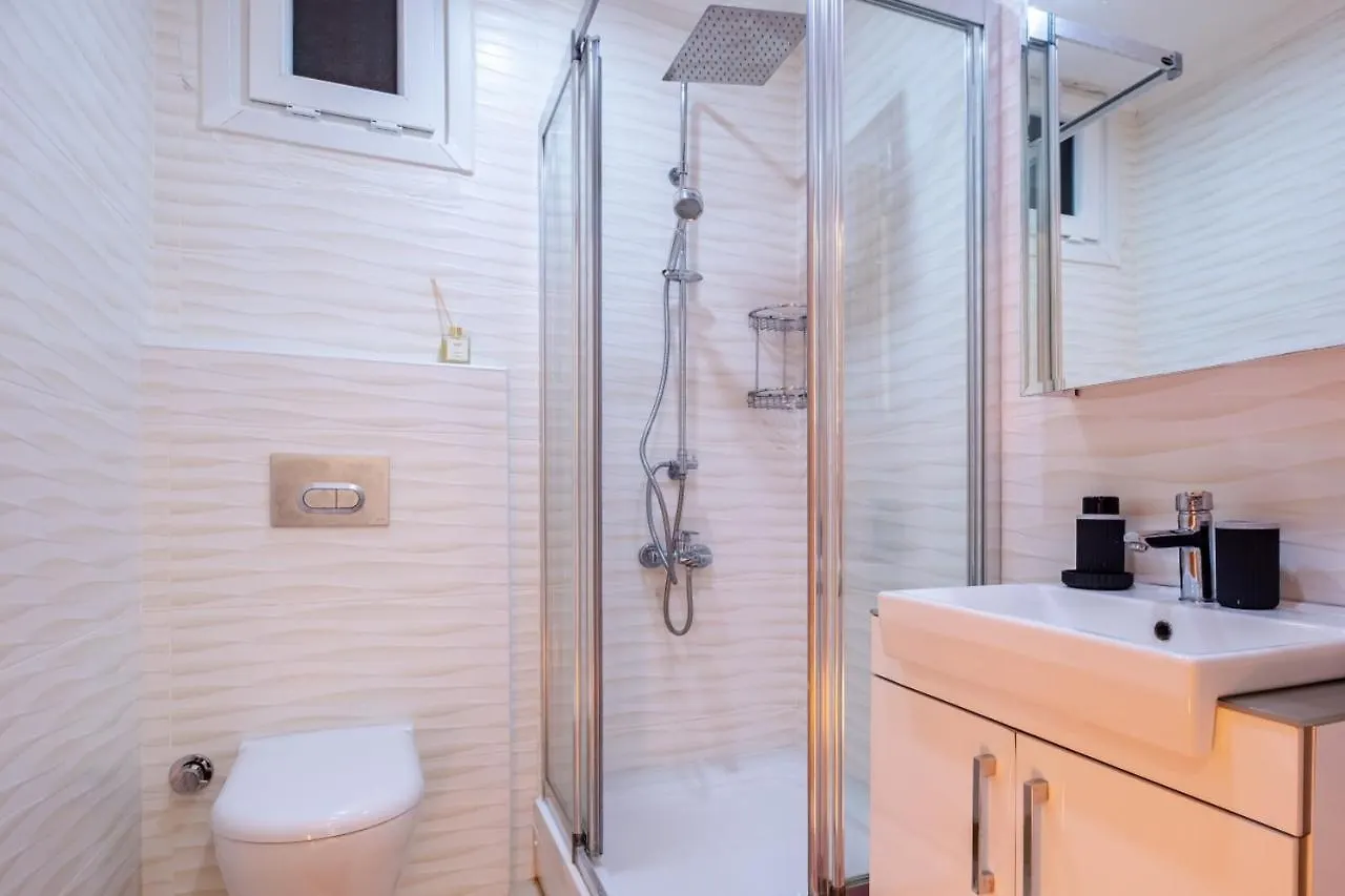 Sleek Flat Near Public Transportation In Maltepe Apartment Istanbul